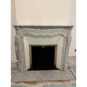 Cheminée ancienne dite Pompadour à pieds Louis XV réalisée en marbre de Carrare fin XIXeme