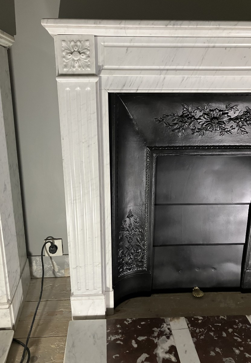 Petite Cheminée Ancienne de Style LOUIS XVI en Marbre Blanc Veiné.-photo-4