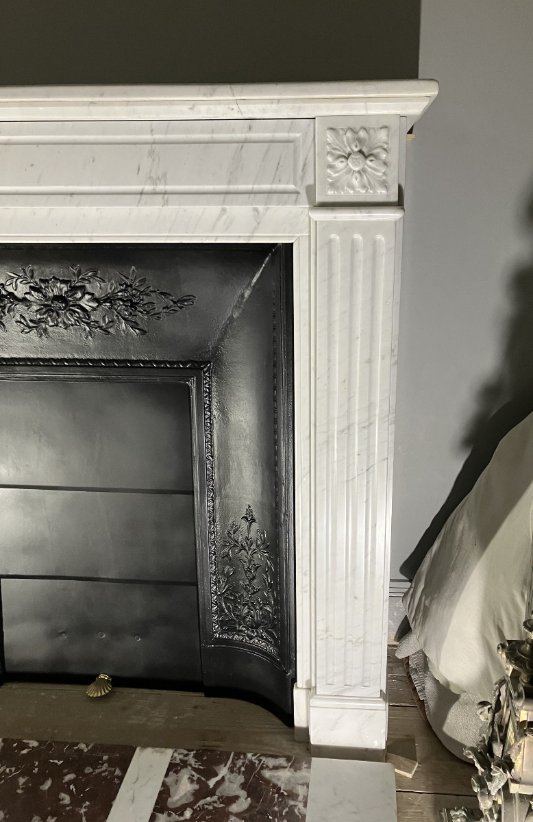 Petite Cheminée Ancienne de Style LOUIS XVI en Marbre Blanc Veiné.-photo-1