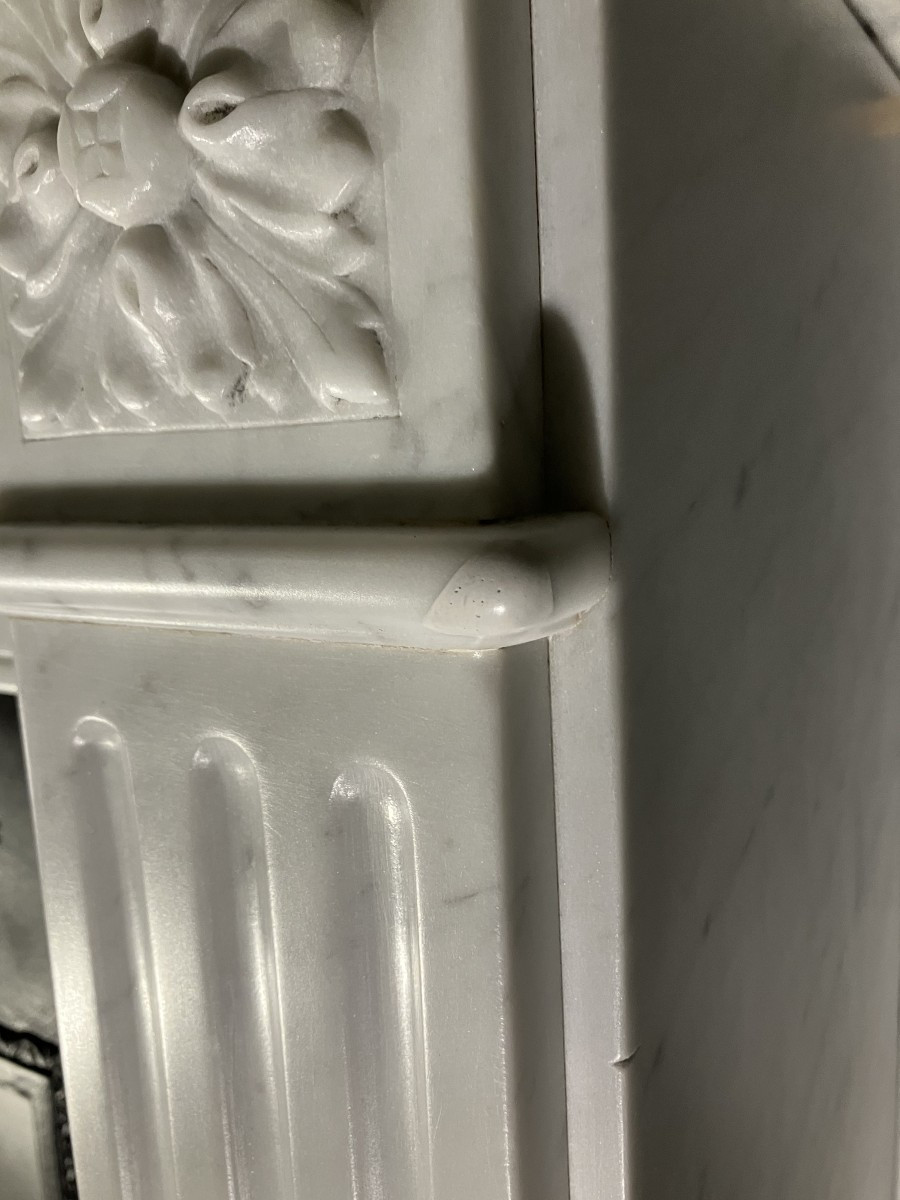 Petite Cheminée Ancienne de Style LOUIS XVI en Marbre Blanc Veiné.-photo-2