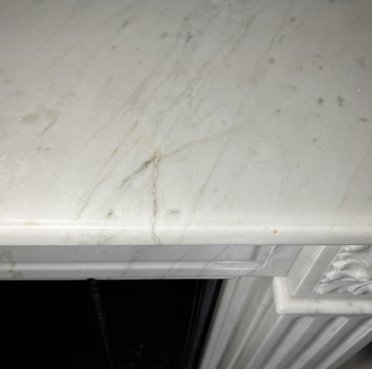 Petite Cheminée Ancienne de Style LOUIS XVI en Marbre Blanc Veiné.-photo-5