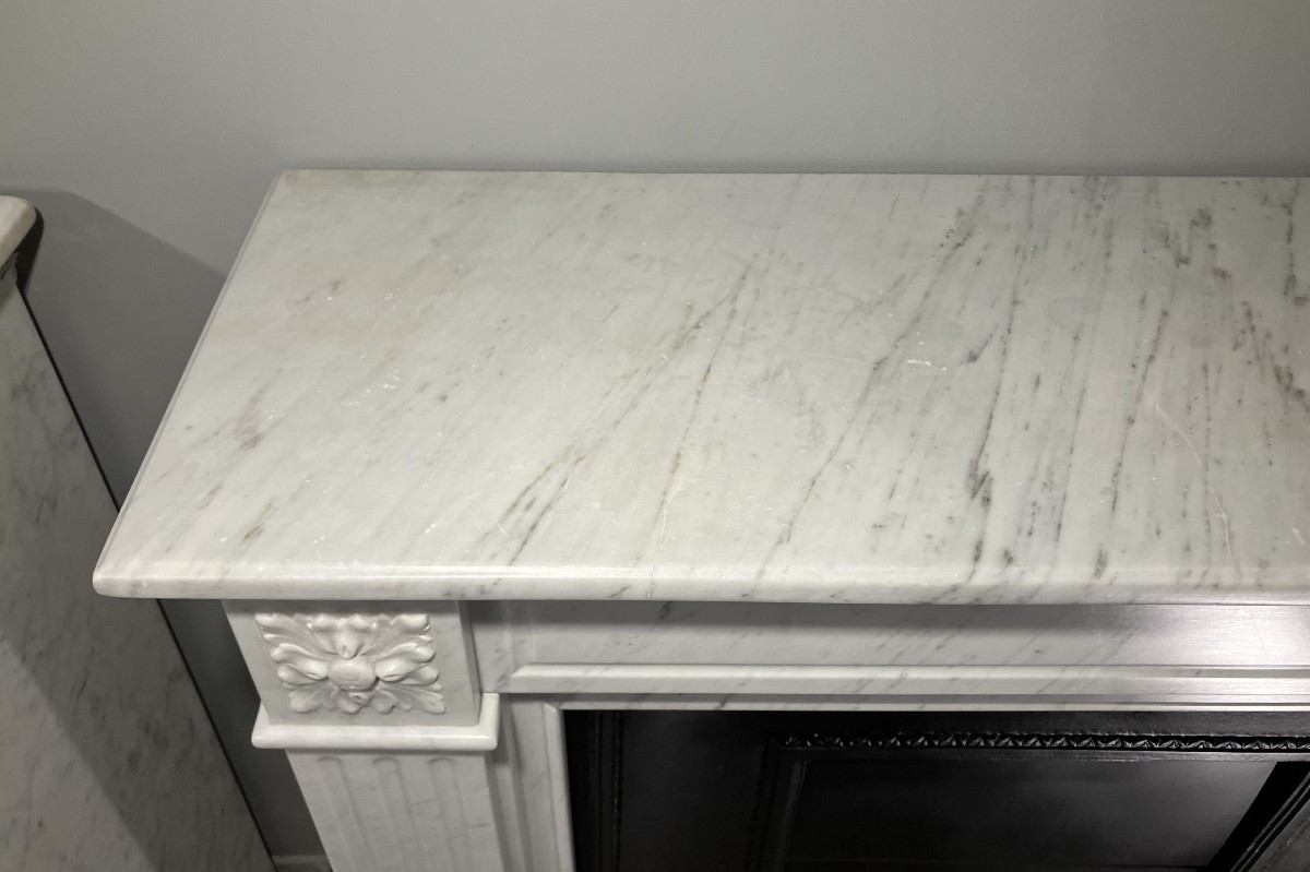 Petite Cheminée Ancienne de Style LOUIS XVI en Marbre Blanc Veiné.-photo-8