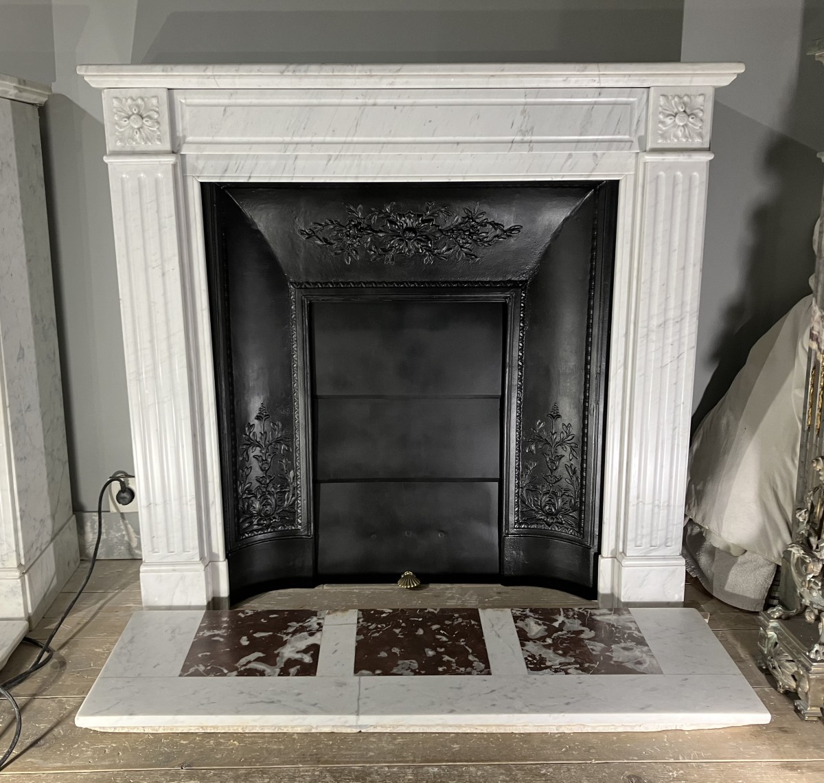 Petite Cheminée Ancienne de Style LOUIS XVI en Marbre Blanc Veiné.