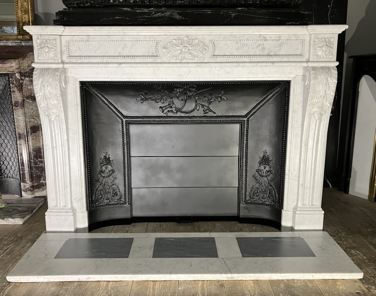 Grande Cheminée Ancienne de Style LOUIS XVI en Marbre Blanc veiné.