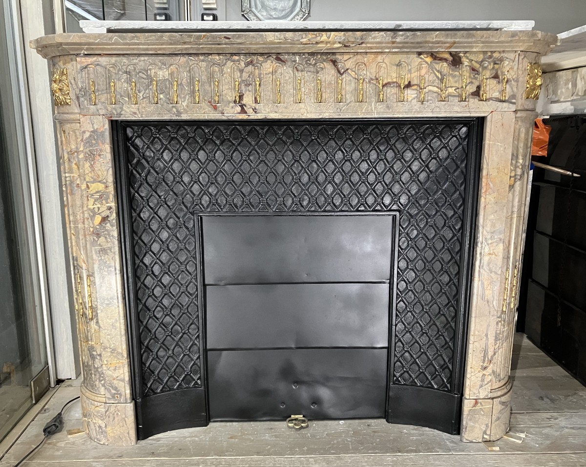 Cheminée Ancienne a Bronzes de Style LOUIS XVI en Marbre Sarrancolin.