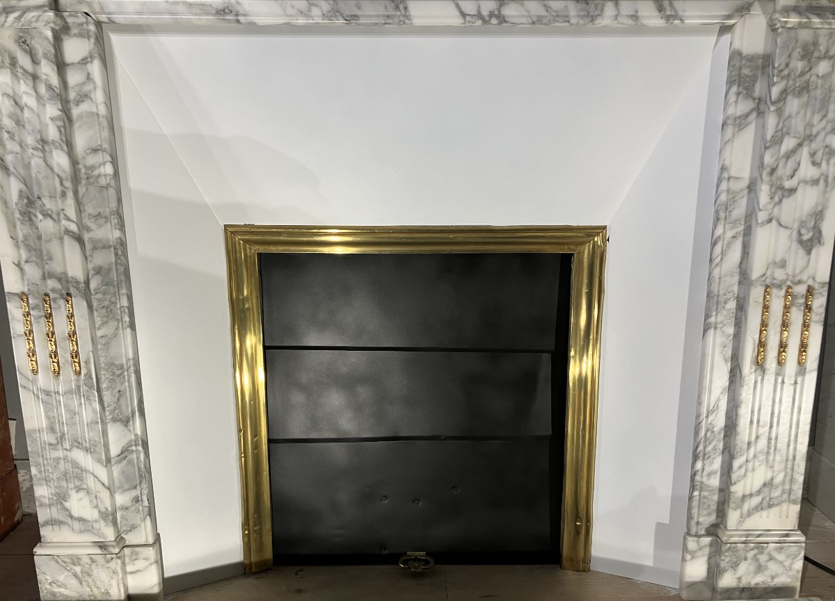 Cheminée Ancienne de Style LOUIS XVI a Bronzes en Marbre blanc et gris.-photo-3