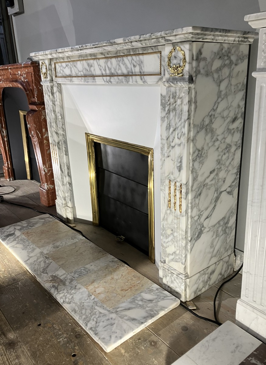 Cheminée Ancienne de Style LOUIS XVI a Bronzes en Marbre blanc et gris.-photo-4