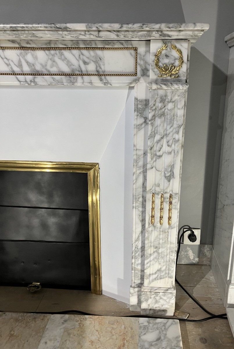 Cheminée Ancienne de Style LOUIS XVI a Bronzes en Marbre blanc et gris.-photo-1