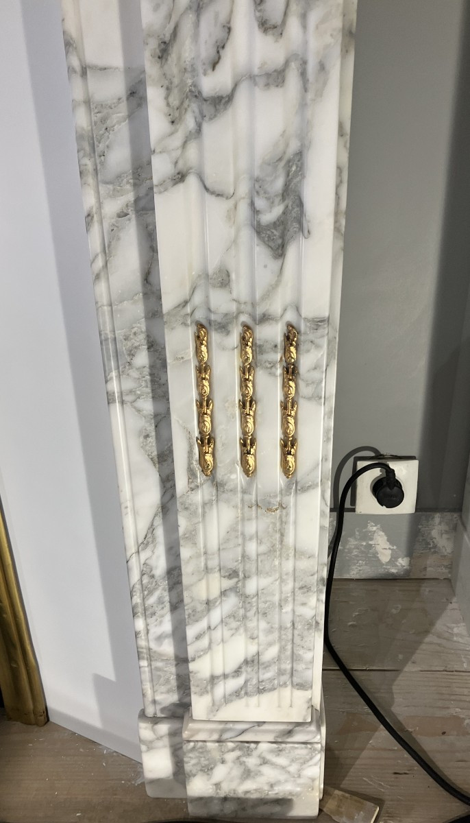 Cheminée Ancienne de Style LOUIS XVI a Bronzes en Marbre blanc et gris.-photo-2