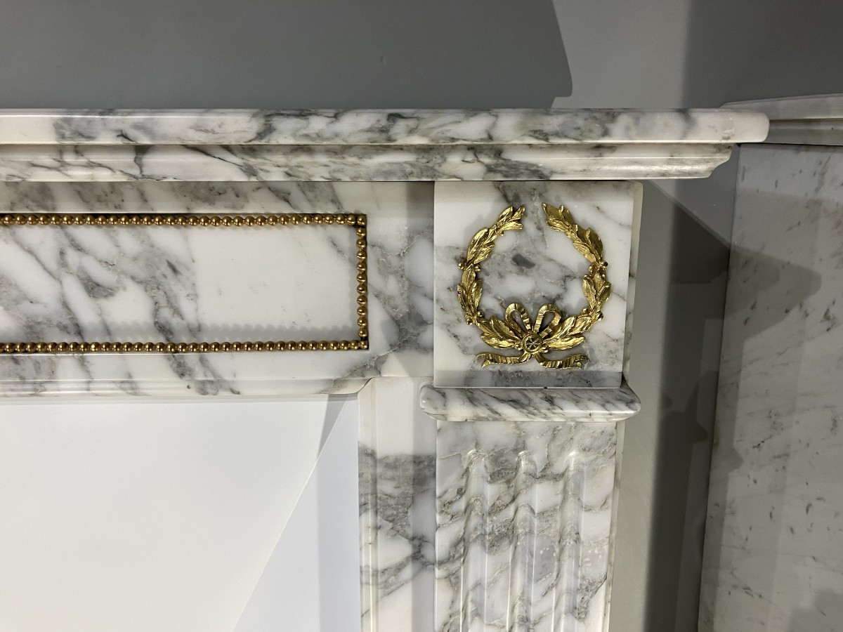 Cheminée Ancienne de Style LOUIS XVI a Bronzes en Marbre blanc et gris.-photo-3