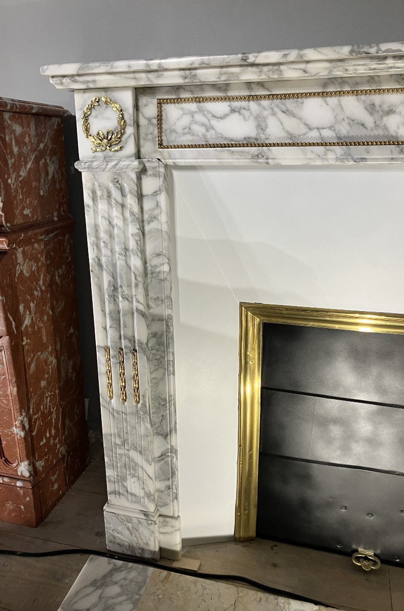 Cheminée Ancienne de Style LOUIS XVI a Bronzes en Marbre blanc et gris.-photo-6