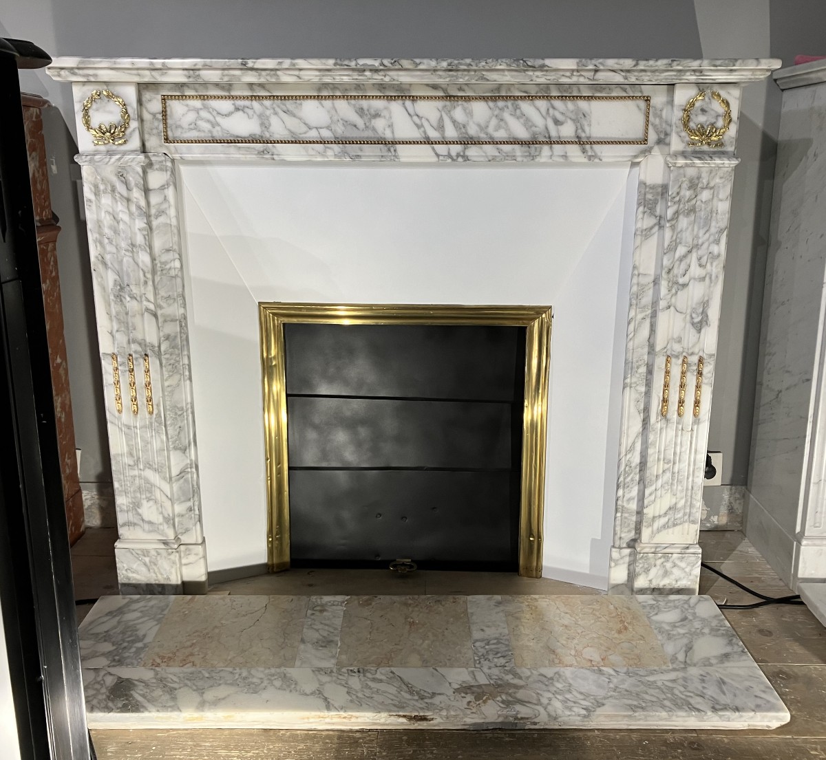 Cheminée Ancienne de Style LOUIS XVI a Bronzes en Marbre blanc et gris.