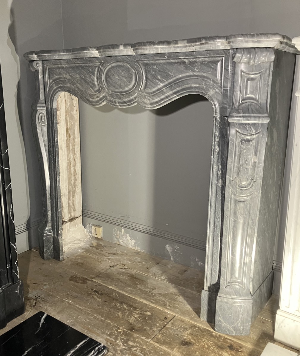 Cheminée Ancienne de Style LOUIS XV en Marbre bleu turquin.