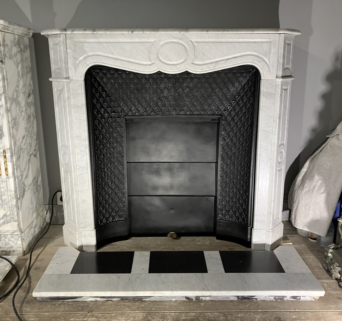 Petite Cheminée Ancienne de Style LOUIS XV en Marbre Blanc veiné.