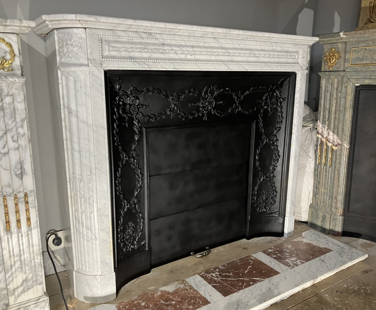 Cheminée Ancienne de Style LOUIS XVI en Marbre Blanc veiné.-photo-3