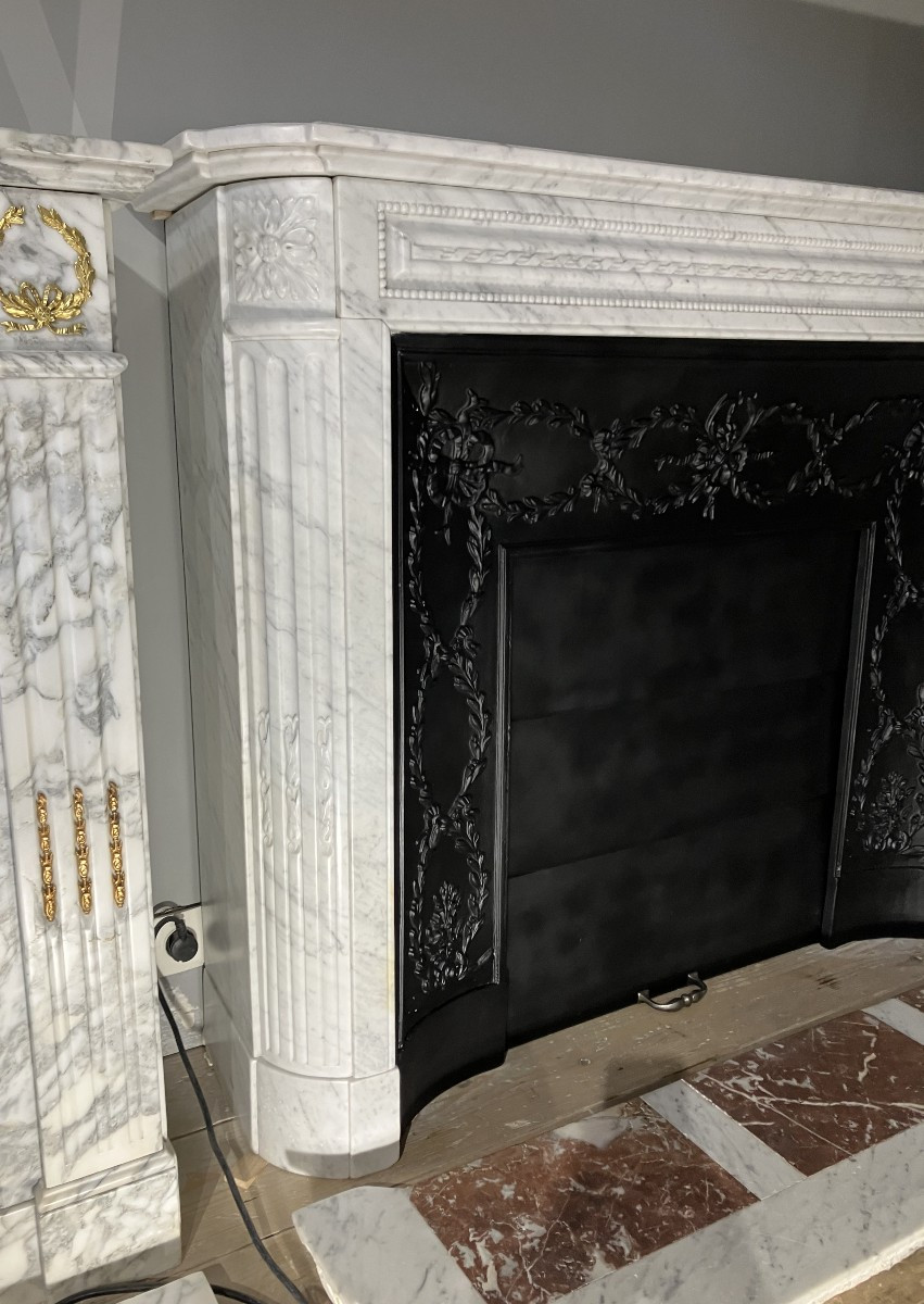 Cheminée Ancienne de Style LOUIS XVI en Marbre Blanc veiné.-photo-4