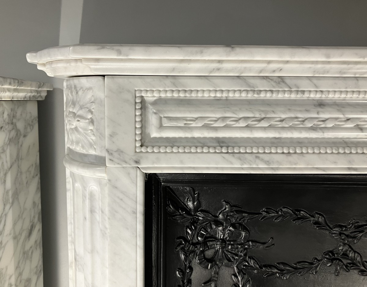 Cheminée Ancienne de Style LOUIS XVI en Marbre Blanc veiné.-photo-1