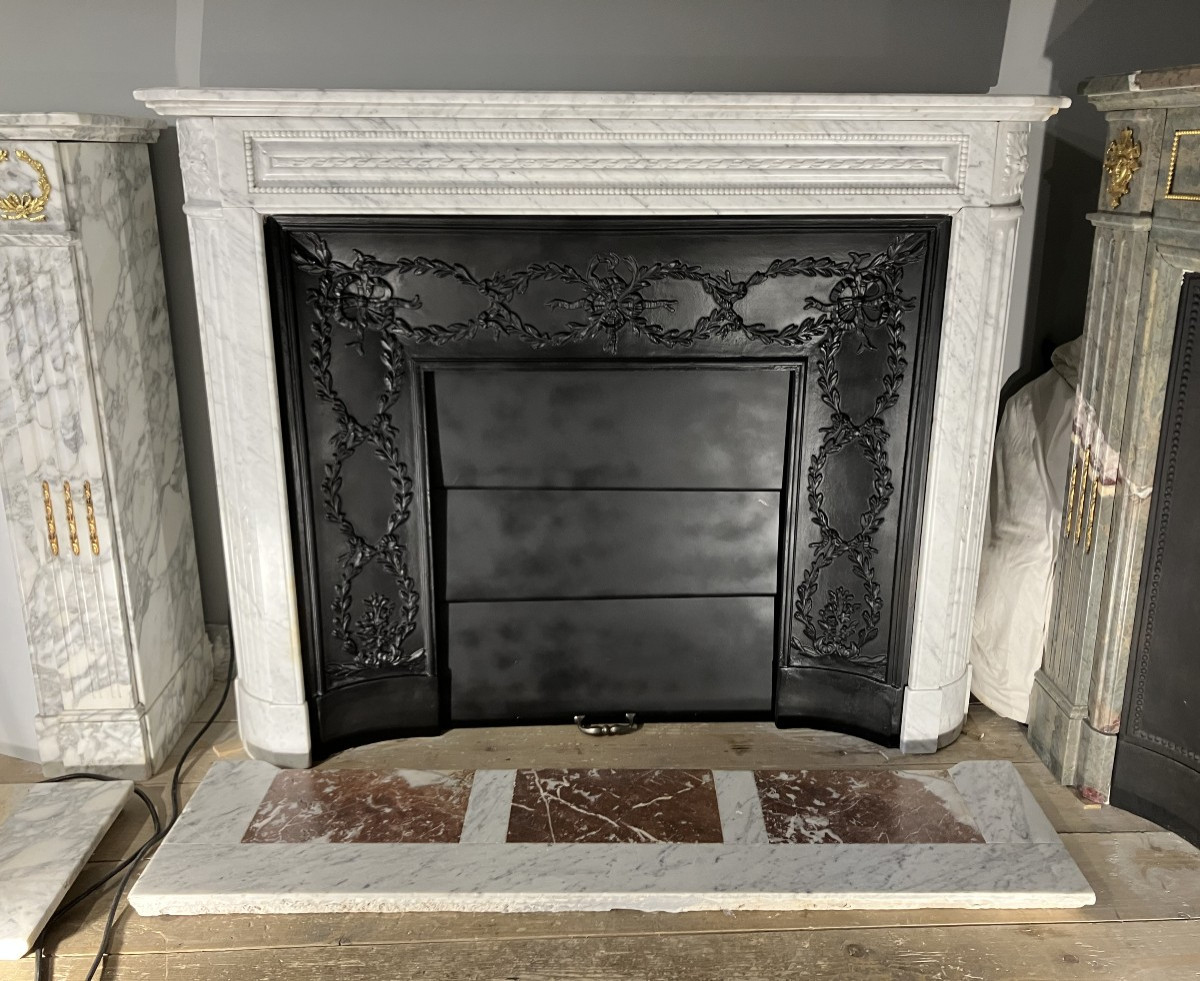 Cheminée Ancienne de Style LOUIS XVI en Marbre Blanc veiné.