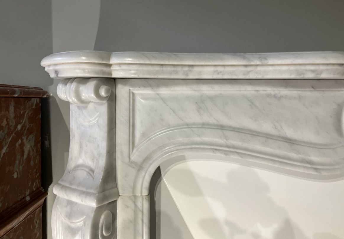 Cheminée Ancienne de Style LOUIS XV en Marbre blanc veiné.-photo-3