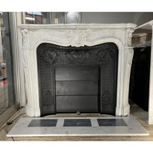 Cheminée Ancienne de Style LOUIS XV en Marbre Blanc veiné.