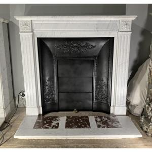 Petite Cheminée Ancienne de Style LOUIS XVI en Marbre Blanc Veiné.