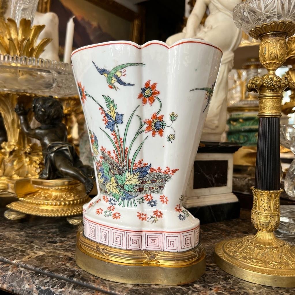 Paire De Vases En Porcelaine De Chantilly Polylobés Montés Bronze Doré Fin XIX Ieme -photo-4