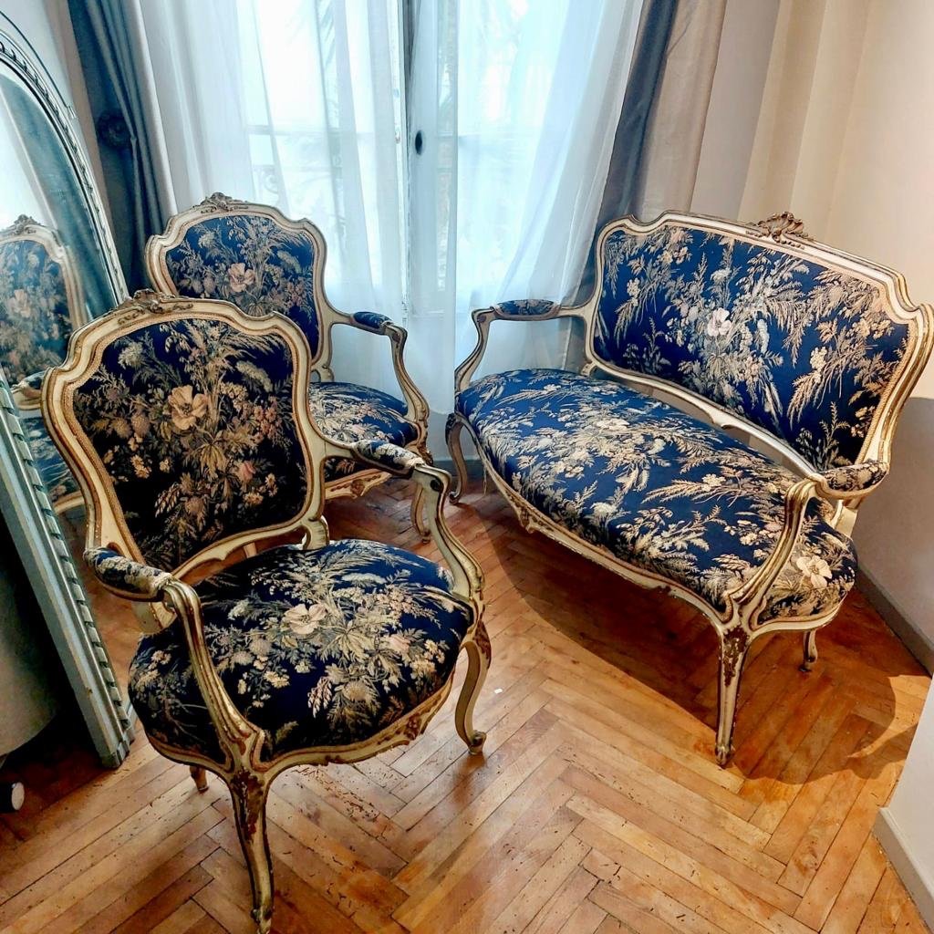 Salon De Style Louis XV ( 3 Pièces) En Bois  Laqué Et Doré Recouvert D’une Tapisserie Epoque XIX I