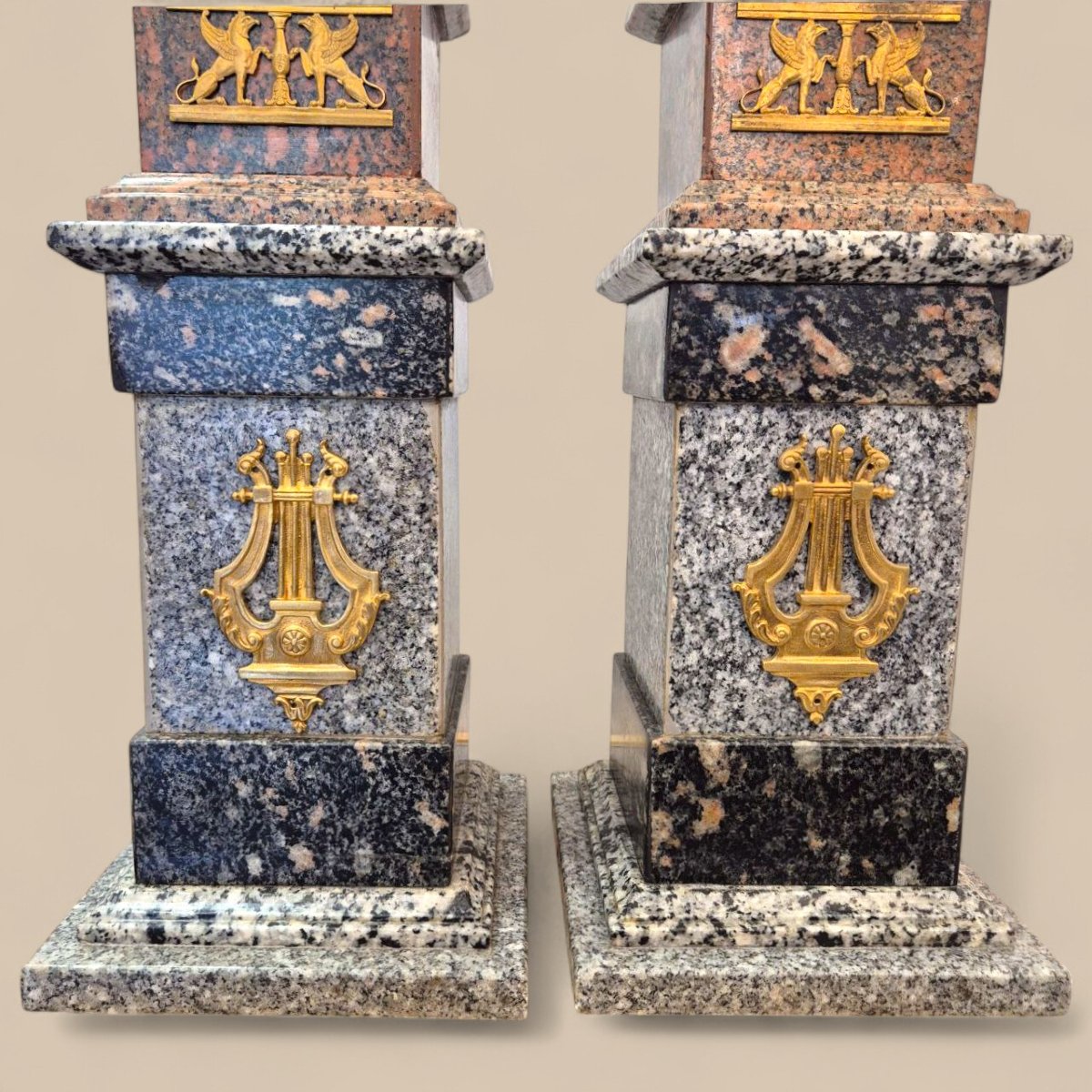 Paire de grandes obélisques en porphyre, granite et bronze de style Empire, 19ème siècle-photo-4