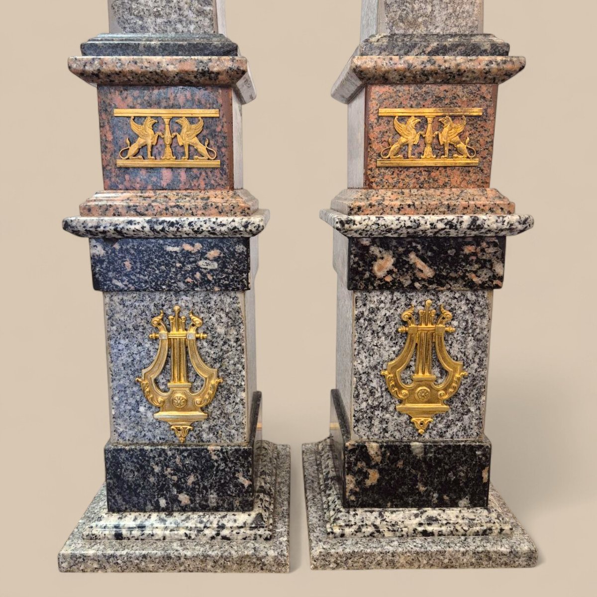 Paire de grandes obélisques en porphyre, granite et bronze de style Empire, 19ème siècle-photo-5