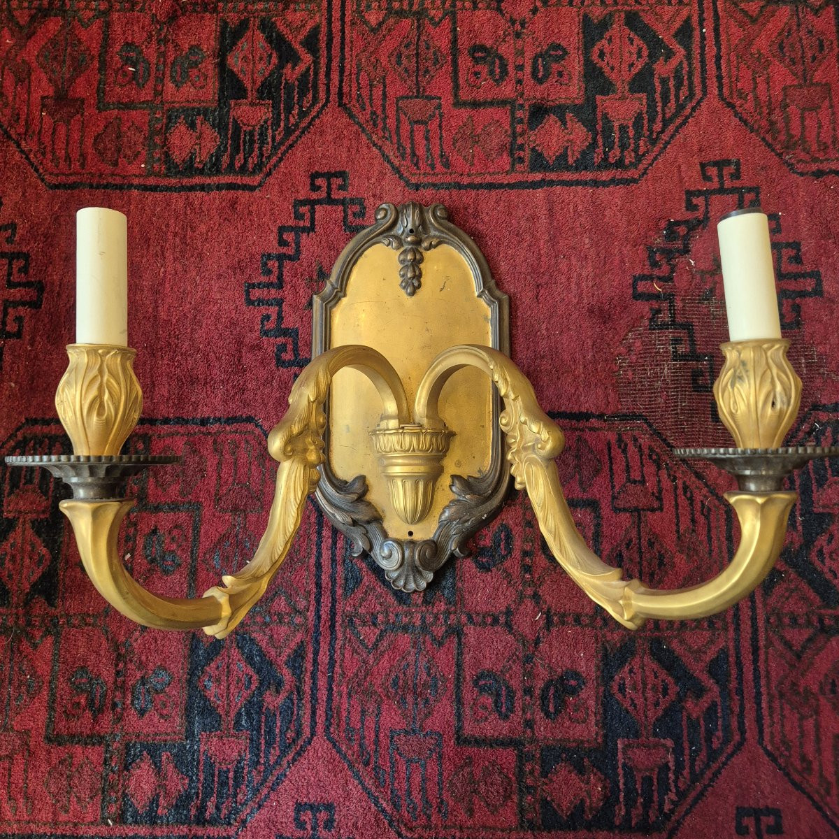 Paire de grandes appliques murales à deux lumières en bronze doré, de style Louis XV, vers 1900-photo-1