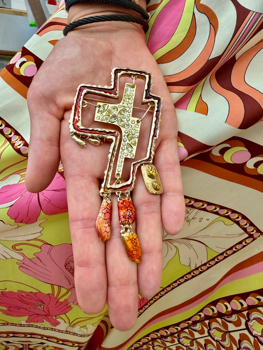  Broche  vintage et baroque en forme de croix stylisée de Christian Lacroix -photo-1