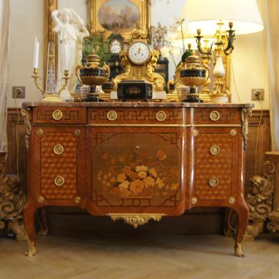 Commode Marquetée, Modèle Oeben, Décor Tetes Beliers