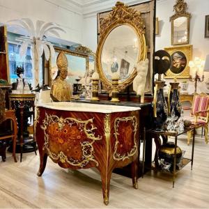 Louis XV Style Ceremonial Commode In Marquetry From The Early 20th Century