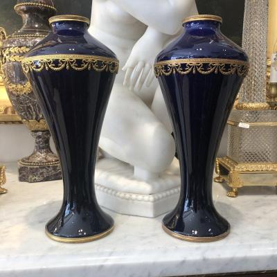 Paire Vases Bleu De Sevres De Forme Balustre Montée De Guirlandes En Pomponne Doré Début XX Iem