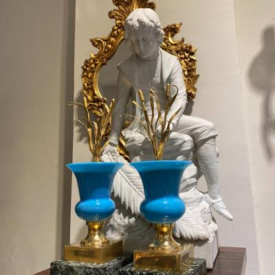 Paire De Vase Couvert En Opaline Bleu Montée D’un Couvercle Aux Décors De Roseaux Et Soclées 