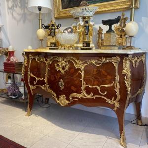 Commode D’apparat De Style Louis XV  En Marqueterie De Fleurs, Belle Garniture De Bronzes Doré 