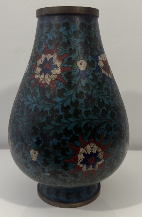 Chine XIX/ XXe siècle : Vase en émail cloisonné à décor floral sur fond turquoise 