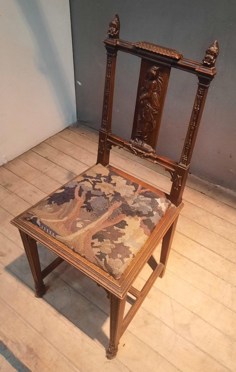 Chaise de style médiéval -photo-1