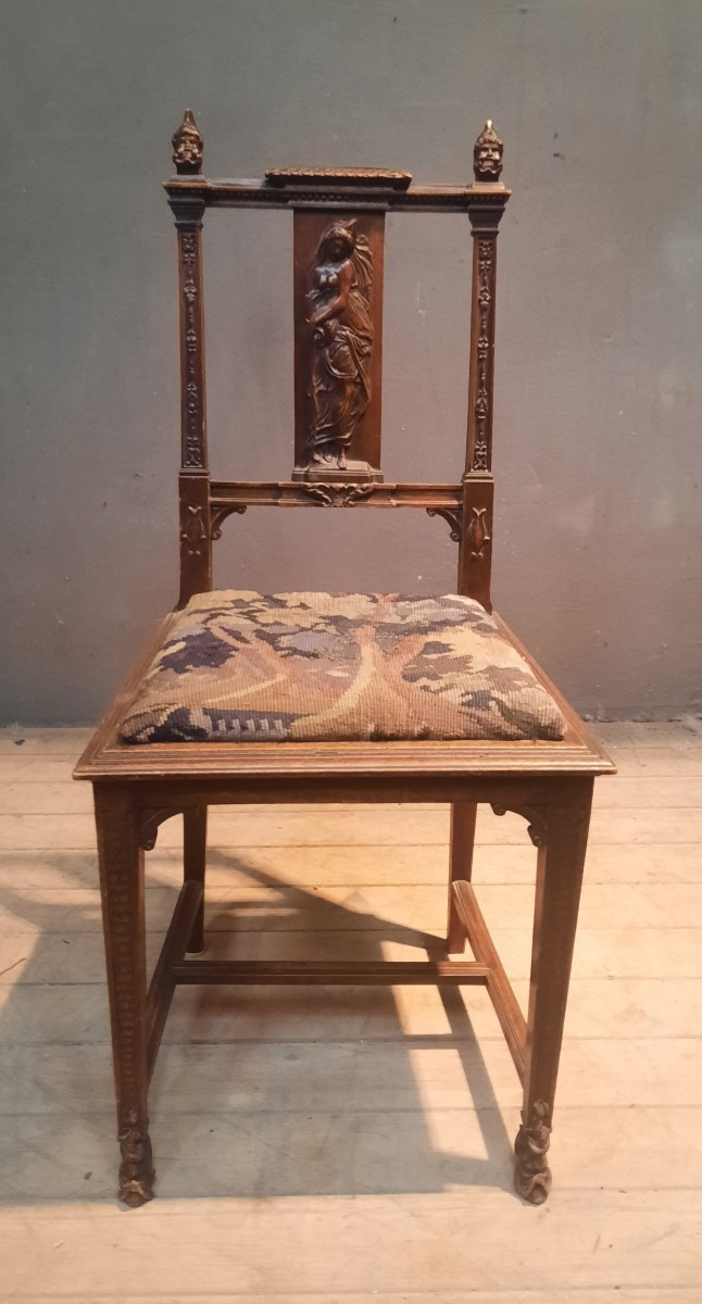 Chaise de style médiéval 