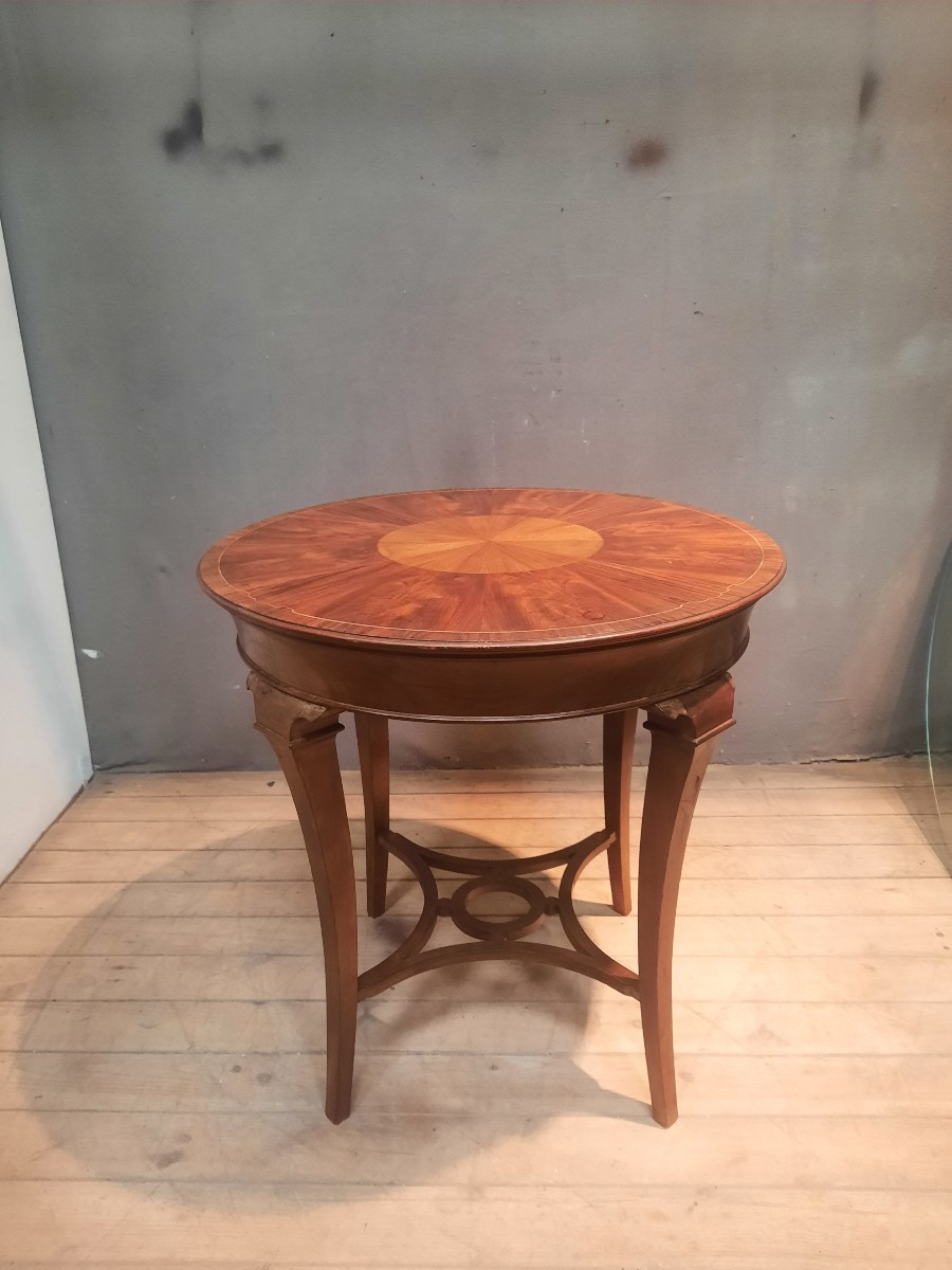 Round Pedestal Table In Veneer Wood