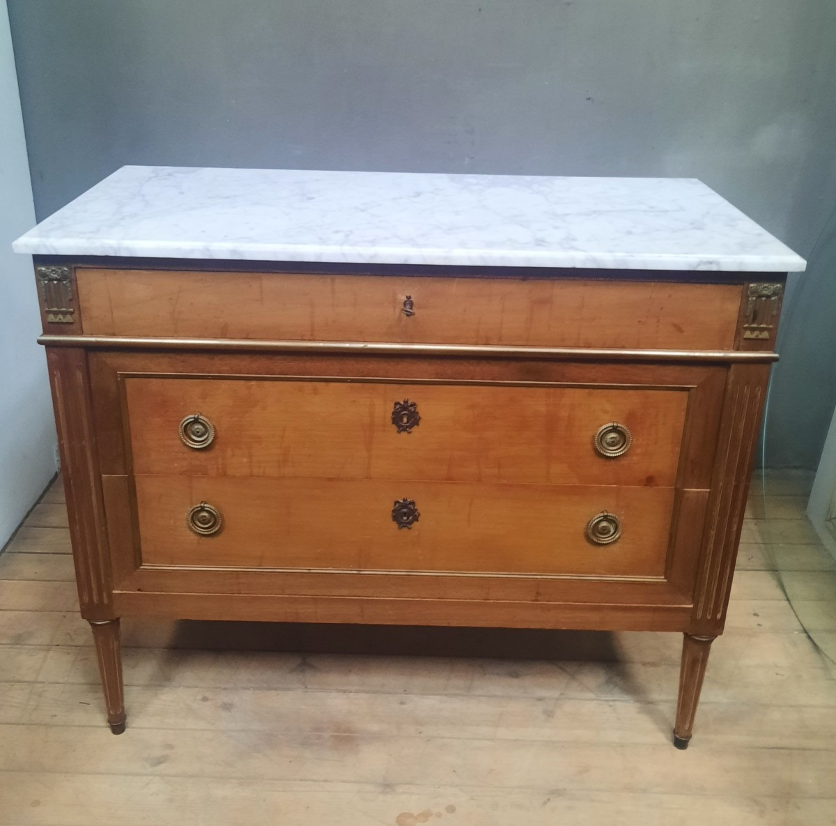 Commode style Louis XVI  à 3 tirroirs