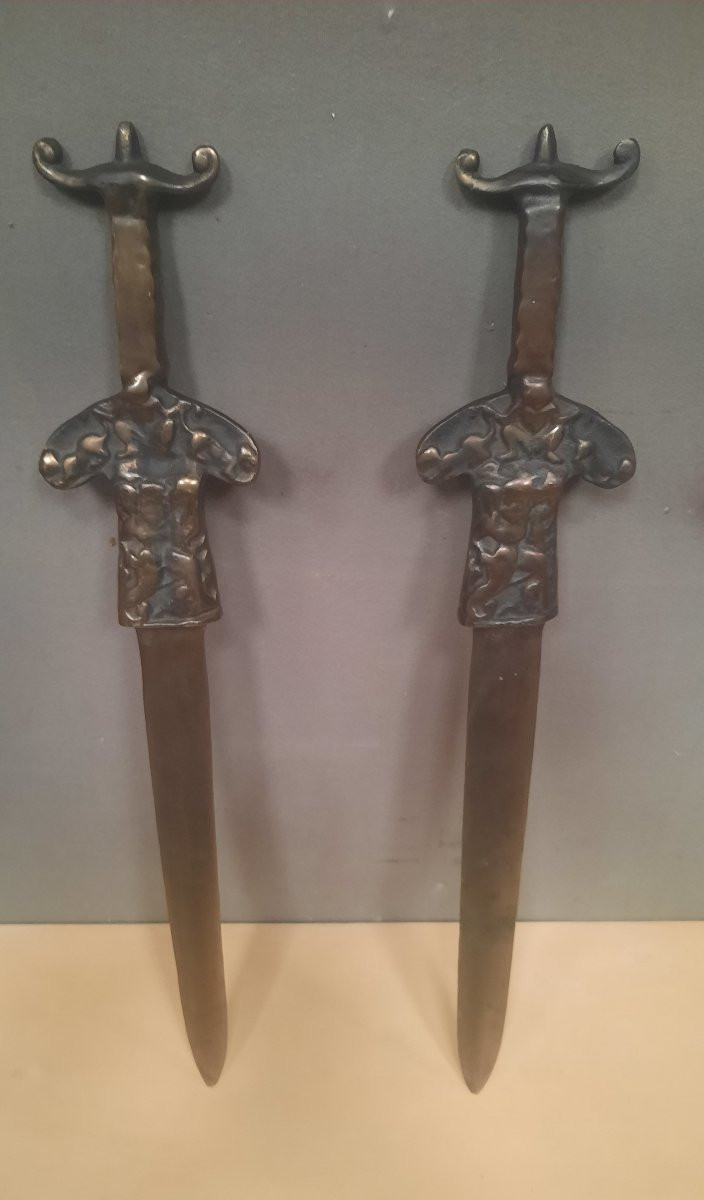 Paire de reproduction  d épée  celte en bronze-photo-1