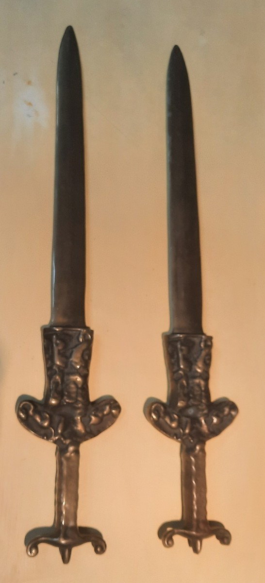 Paire de reproduction  d épée  celte en bronze