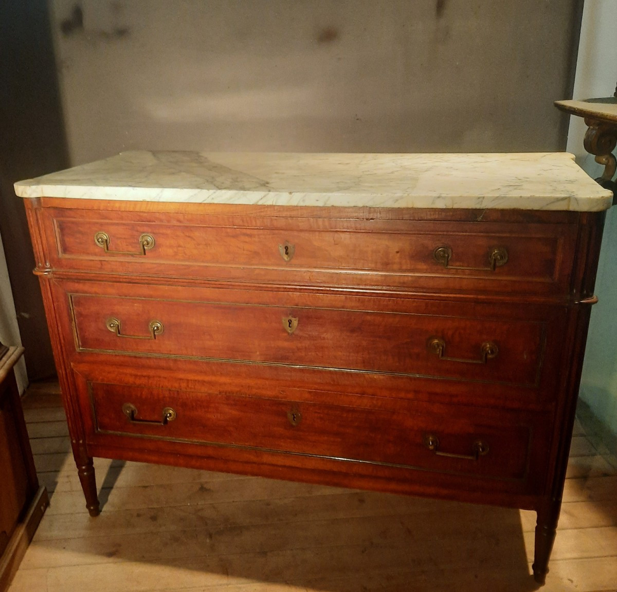 Commode d epoque Louis XVI dessu marbre 