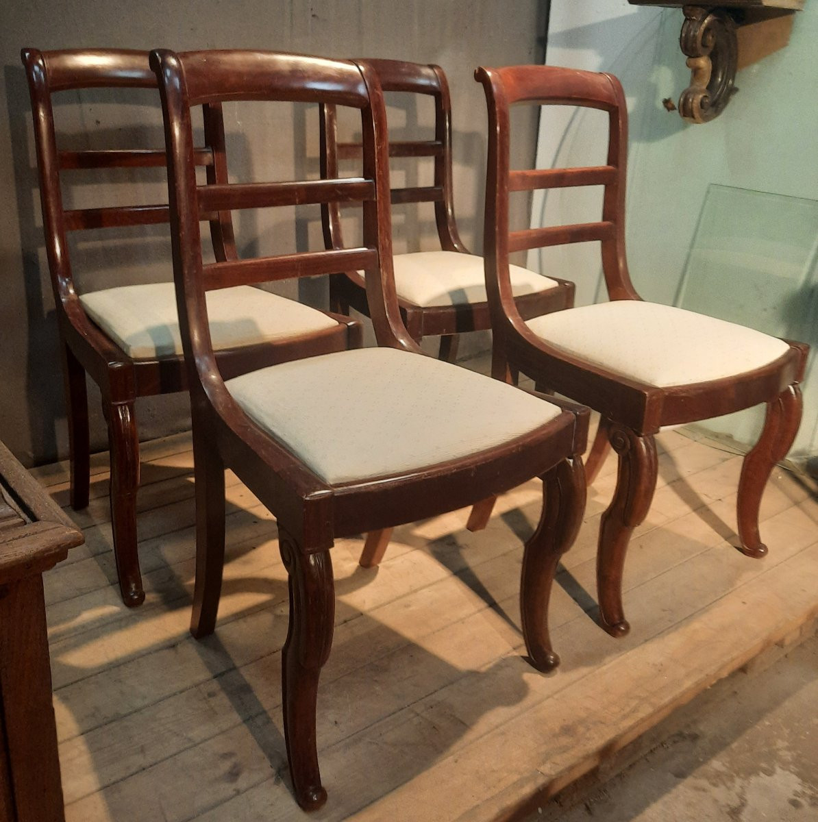 Serie de quatre chaises à barette en acajou-photo-4