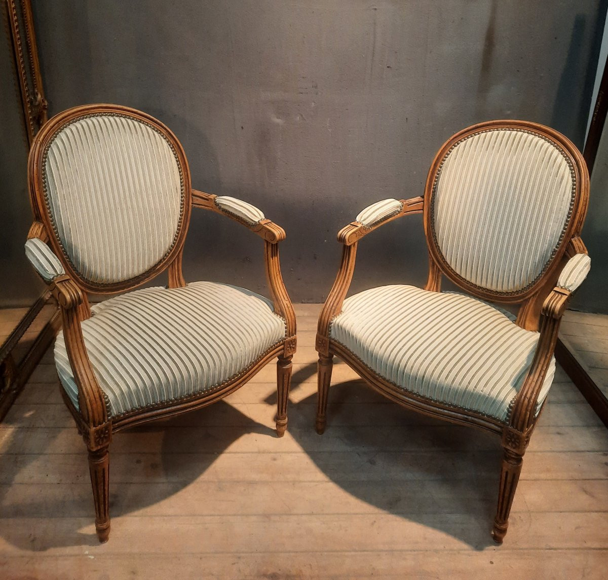 Paire de faiteuil medaillon dd style  Louis XVI -photo-4