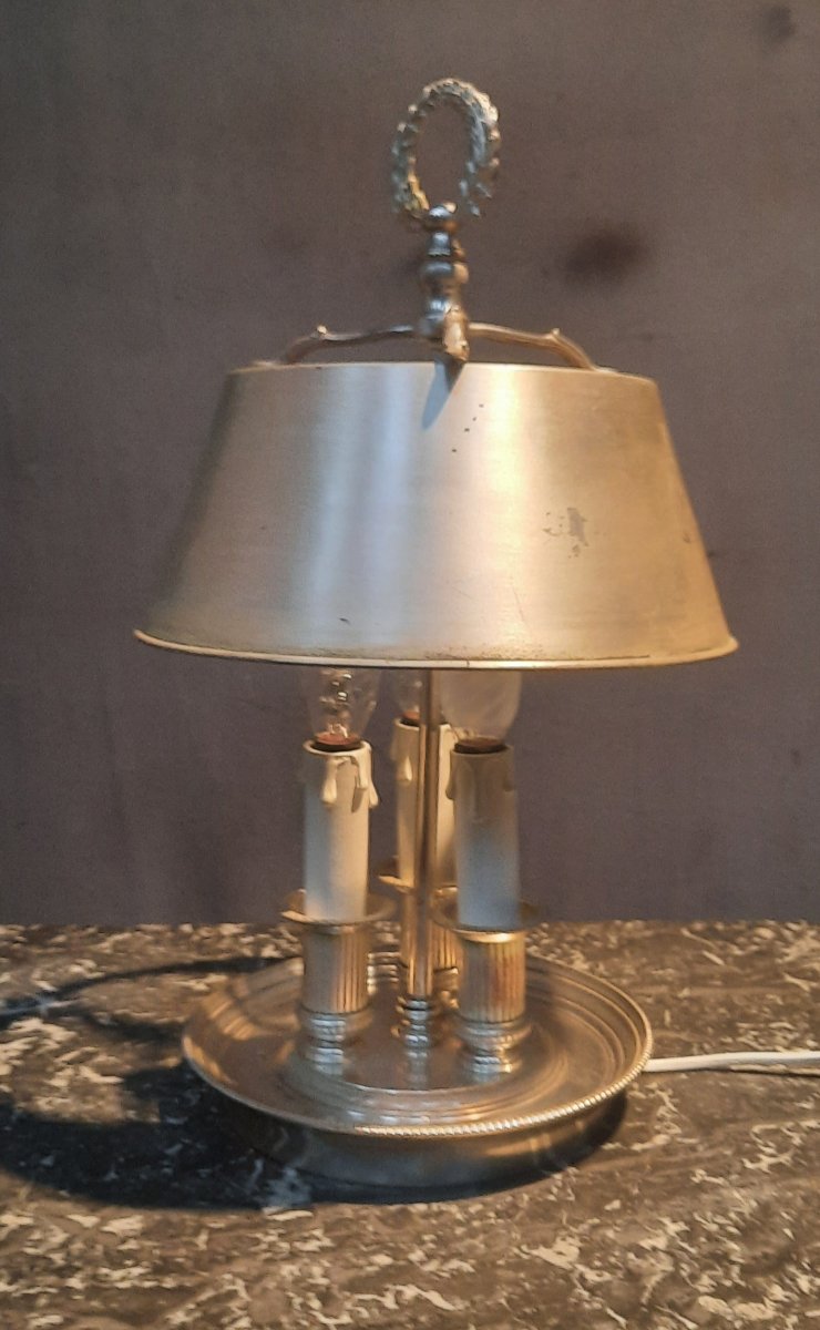Lampe bouillotte en métal argenté  de style Louis XVI 