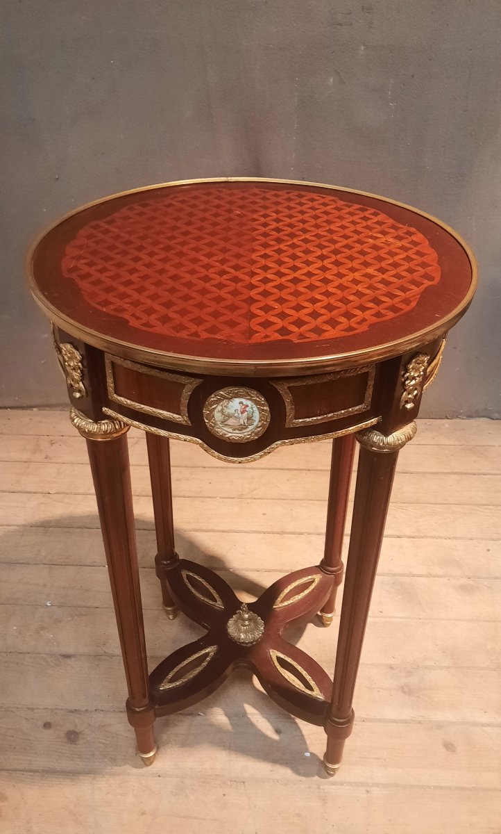 Table de salon  marquettée de style Louis XVI 