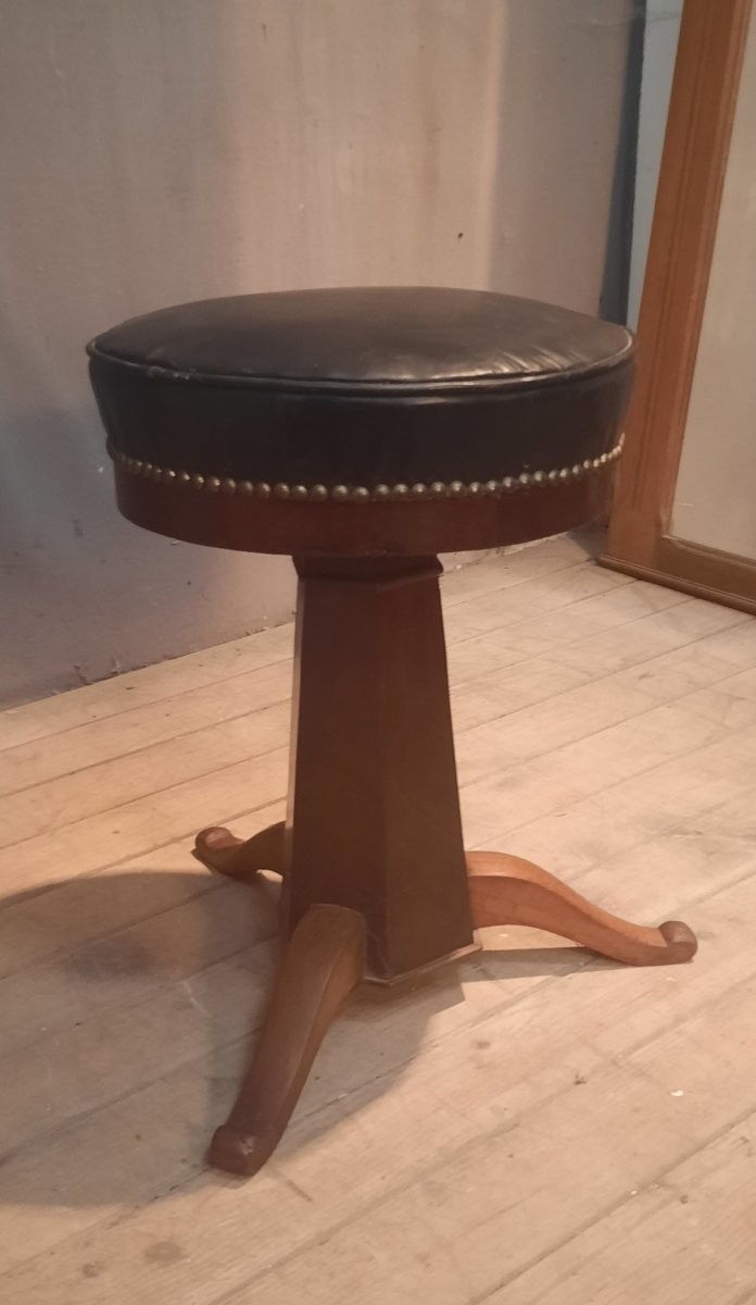 Hexagonal-legged Stool With Adjustable Height -photo-1