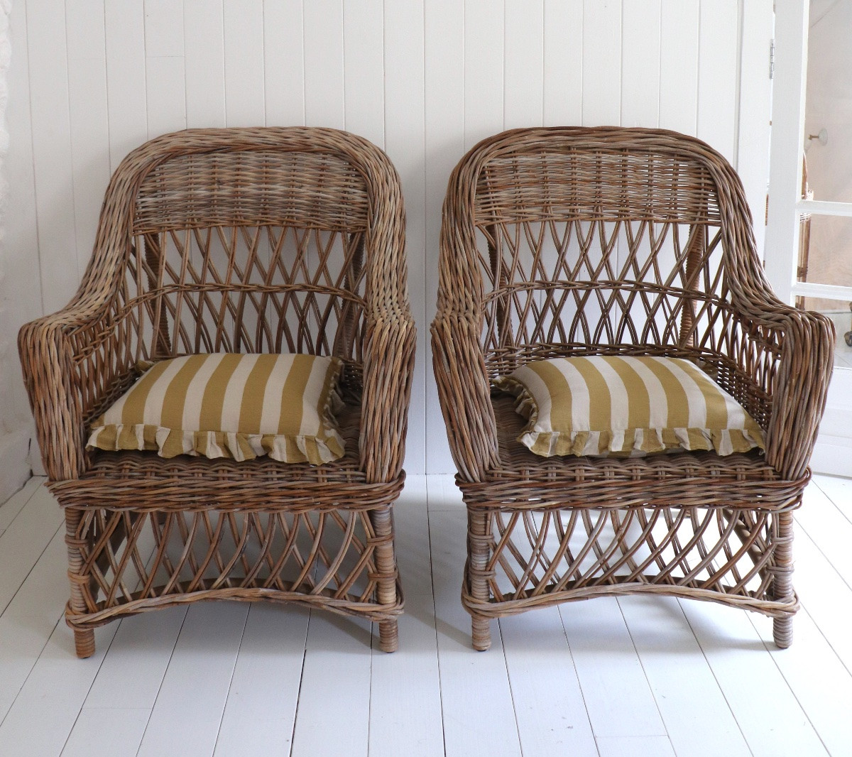 Paire de fauteuils en rotin et osier signés, XXe siècle-photo-2